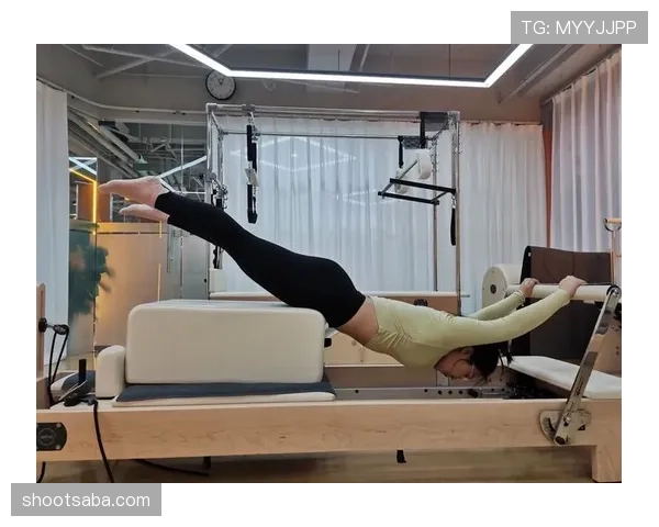 冯彦哲训练完直接瘫在场边啃香蕉，这自律和松弛感也太真实了吧