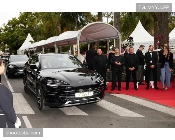 别提辛德胡了，她那生活节奏比明星还奢华，训练完直接豪车接送谁能顶？